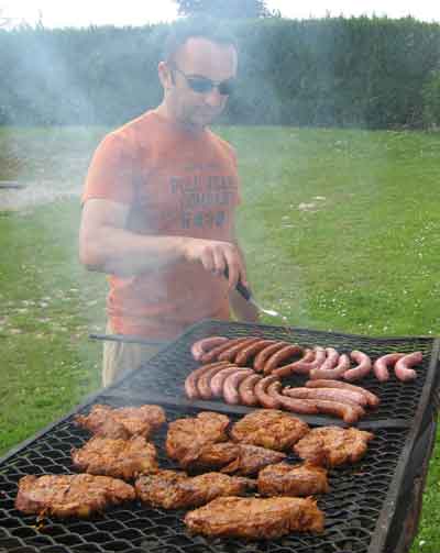 Pascal-Rodger dans la fumée du barbecue